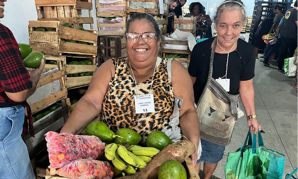 Famílias de Cariacica recebem cesta verde no Banco de Alimentos Josué de Castro