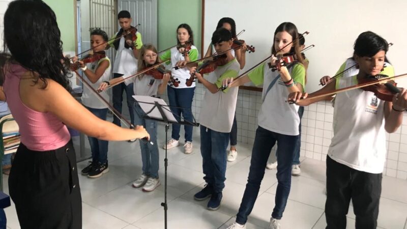 Programa cultural leva arte e cultura para escolas de Cariacica, desde capoeira até orquestra de violinos