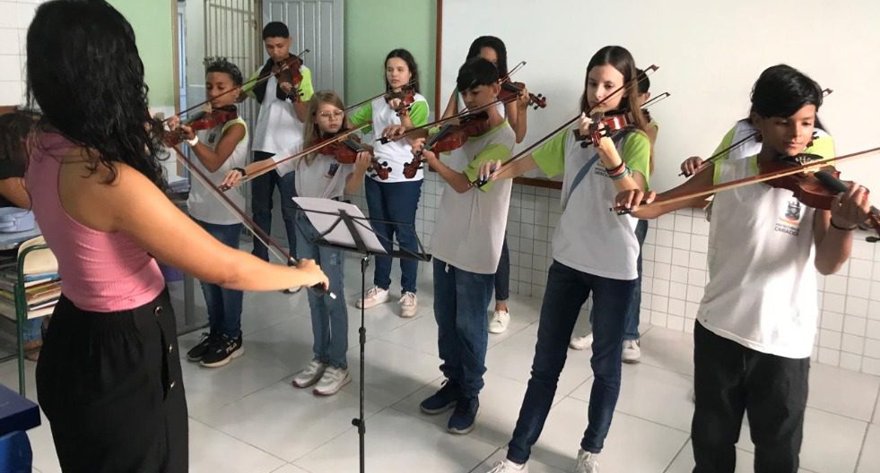 Programa cultural leva arte e cultura para escolas de Cariacica, desde capoeira até orquestra de violinos