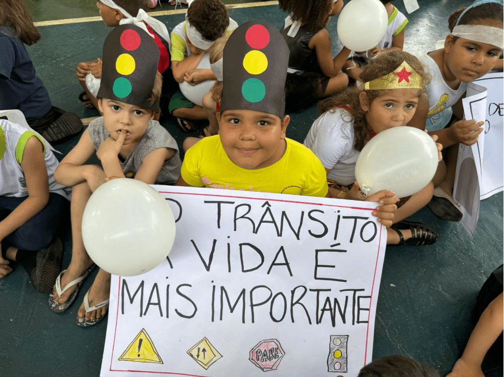 Complexo Educacional Eliezer Batista tem aula inspirada em super-heróis para um trânsito cada vez mais seguro