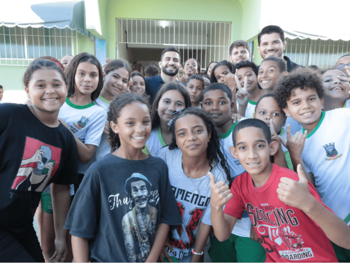 Ex-lutador Erick Silva e seu irmão, o lutador Gabriel Silva, visitam estudantes na EMEFTI Eurides Gabriel, em Campo Belo