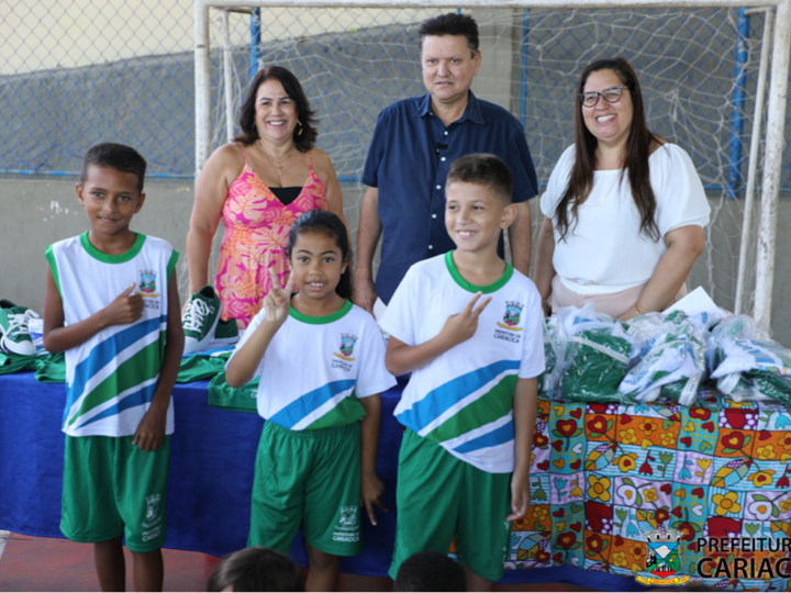 Cariacica inicia entrega de kits com uniformes escolares para mais de 50 mil alunos da rede municipal