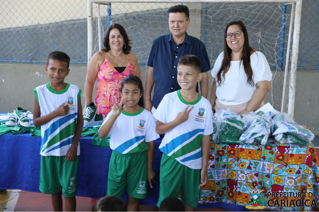 Cariacica inicia entrega de kits com uniformes escolares para mais de 50 mil alunos da rede municipal