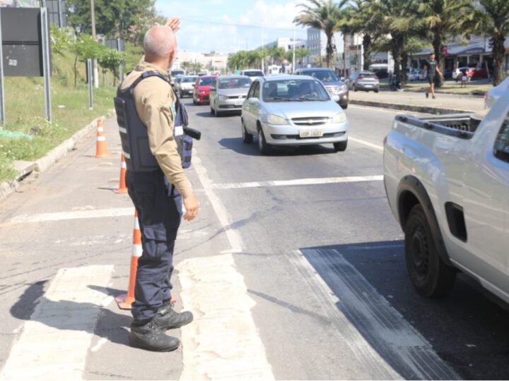 Agentes de trânsito de Cariacica atuam em interdição da Avenida Mário Gurgel para melhorar a fluidez de veículos