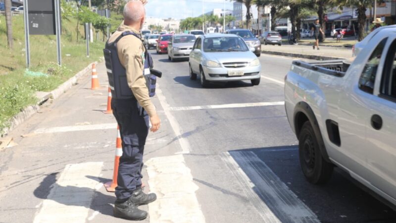 Agentes de trânsito de Cariacica atuam em interdição da Avenida Mário Gurgel para melhorar a fluidez de veículos