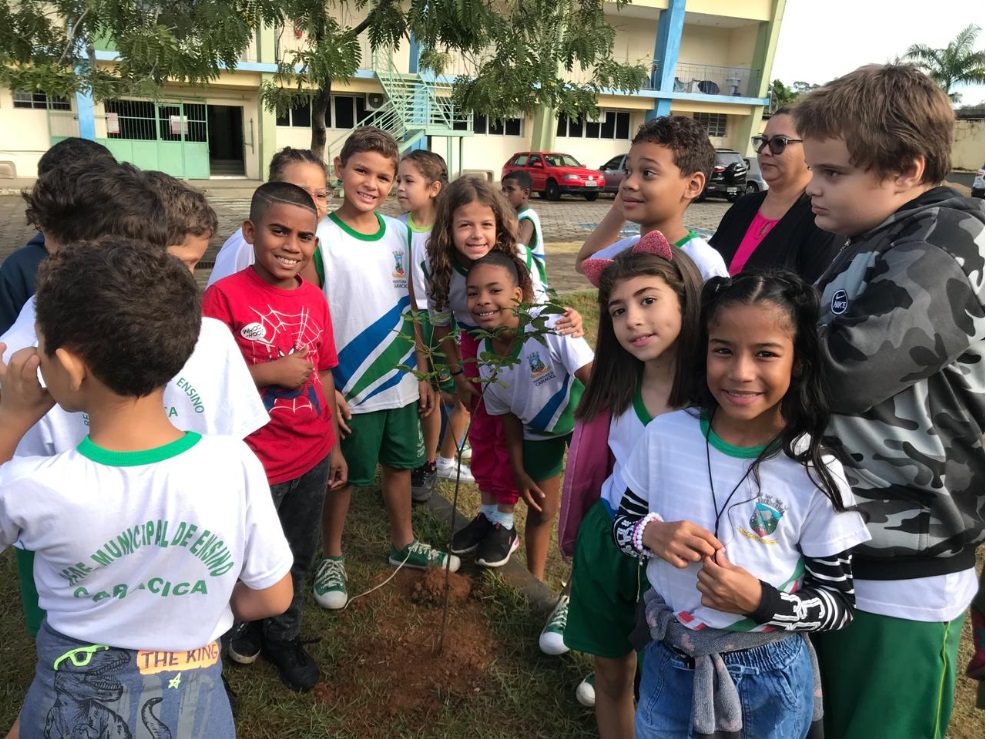 Alunos plantam árvores no Dia Nacional da Mata Atlântica