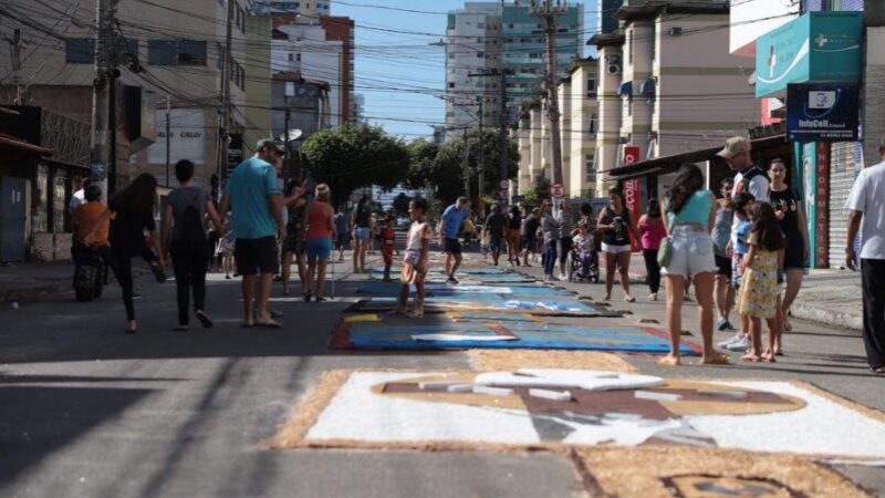 Corpus Christi: tapetes cobrem Avenida Expedito Garcia