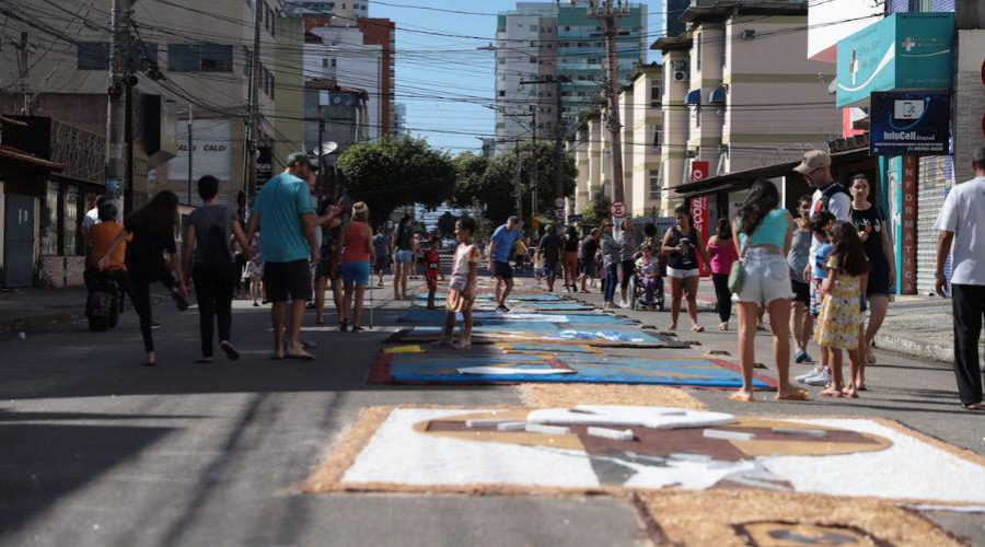 Corpus Christi: tapetes cobrem Avenida Expedito Garcia