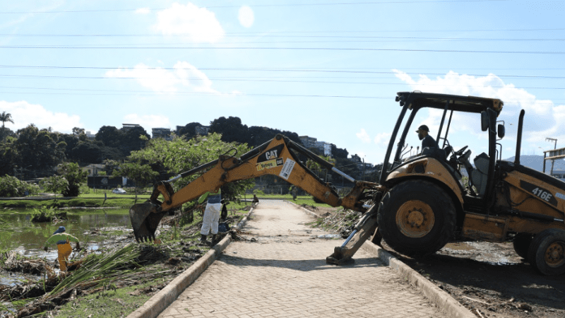 Prefeitura faz limpeza de lagoas do Parque O Cravo e A Rosa