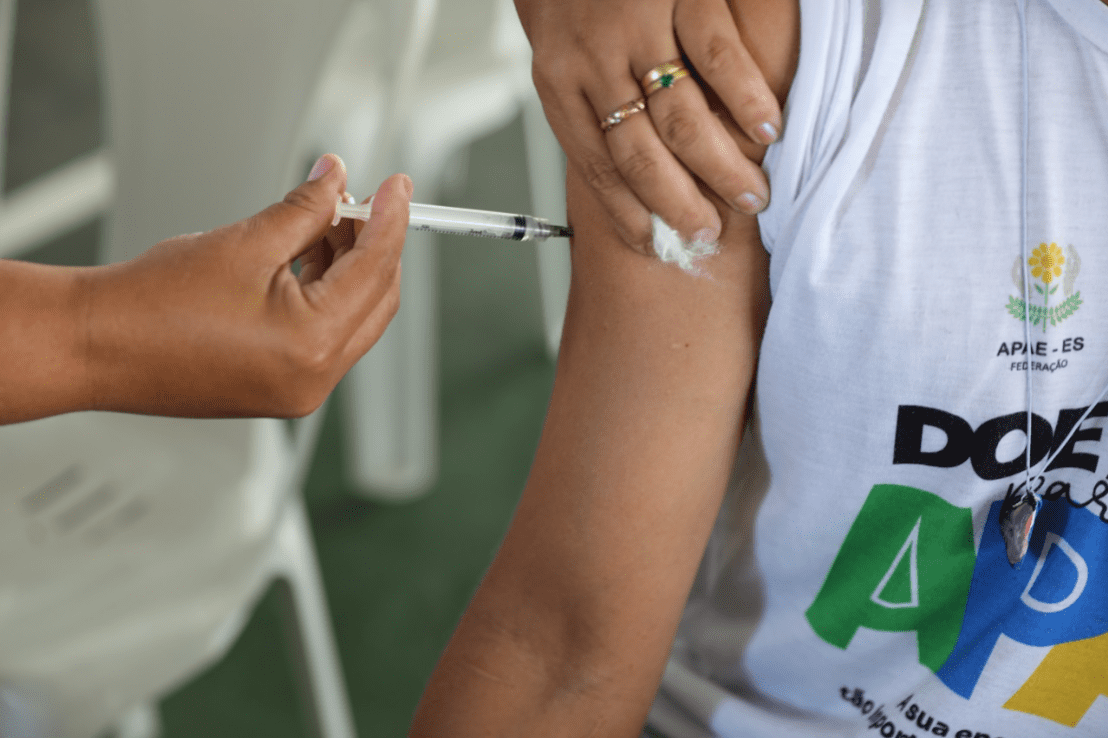 Vacinação contra a gripe é realizada na Apae de Cariacica