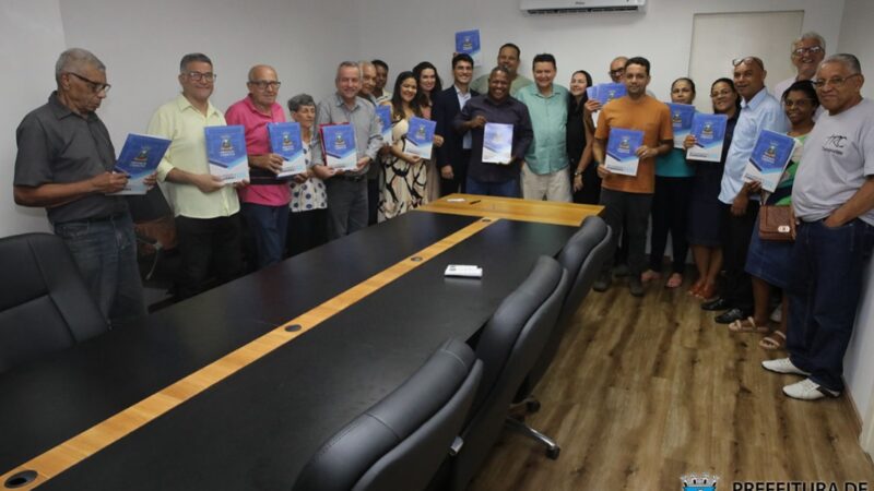 Prefeitura de Cariacica inicia entrega de escrituras de imóveis a moradores de Bandeirantes