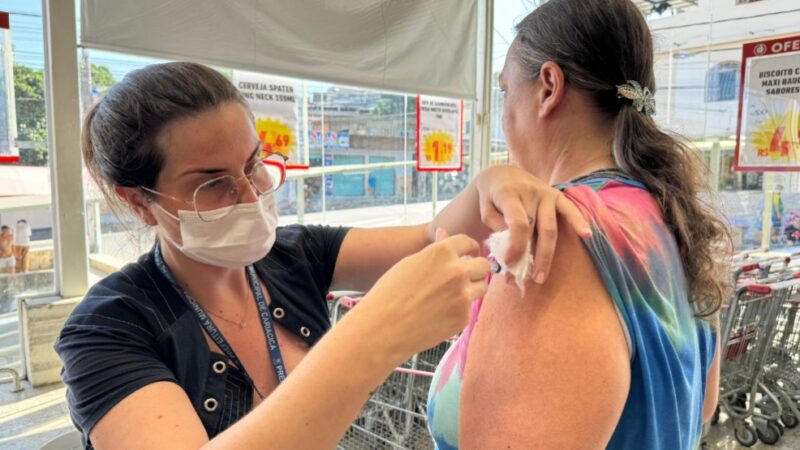 Vacinação em supermercados amplia imunização contra gripe em Cariacica