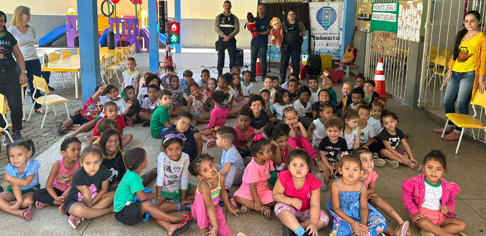 Teatro educativo sensibiliza crianças do CMEI Rosalina Marques de Souza para práticas seguras no trânsito