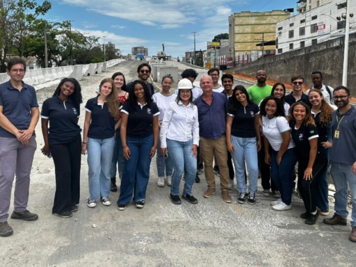 Estudantes do Ifes Vitória realizam visita às obras do viaduto da Avenida Mário Gurgel