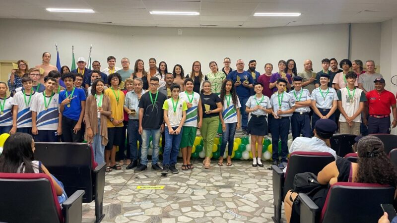 Alunos se destacam nas olimpíadas de Matemática e Robótica e recebem homenagem