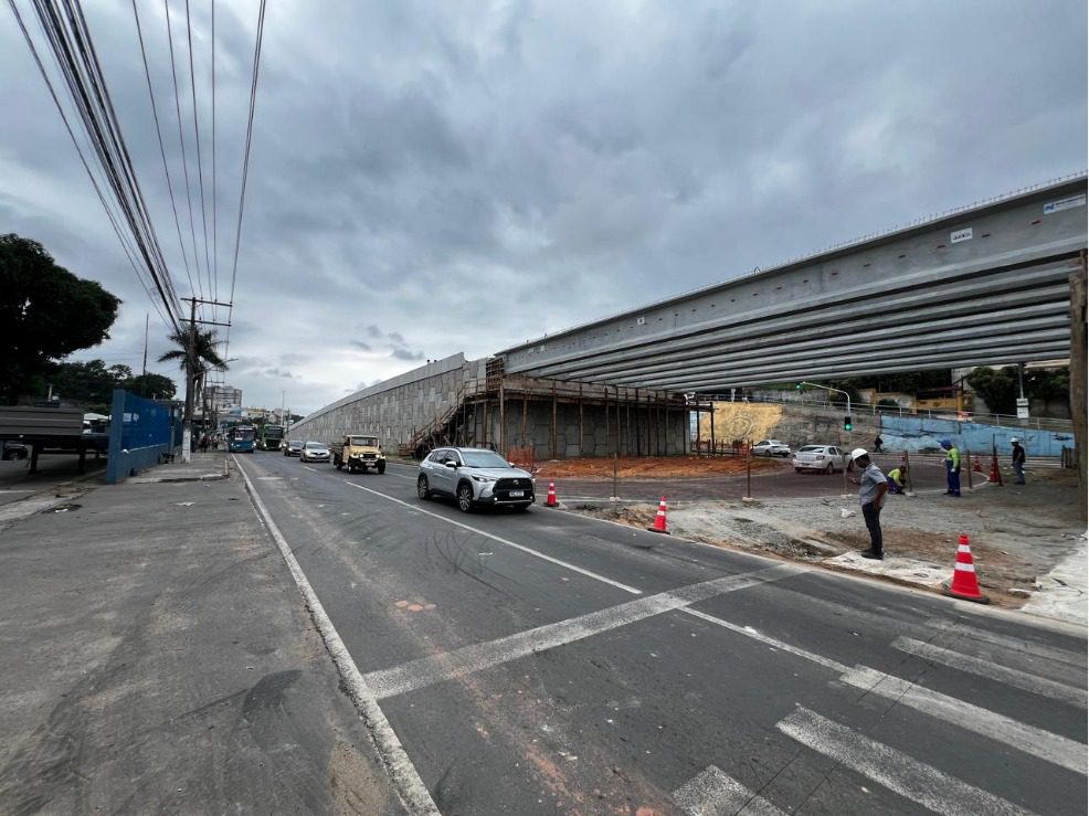 Avenida Mário Gurgel tem trânsito liberado após conclusão do içamento de vigas