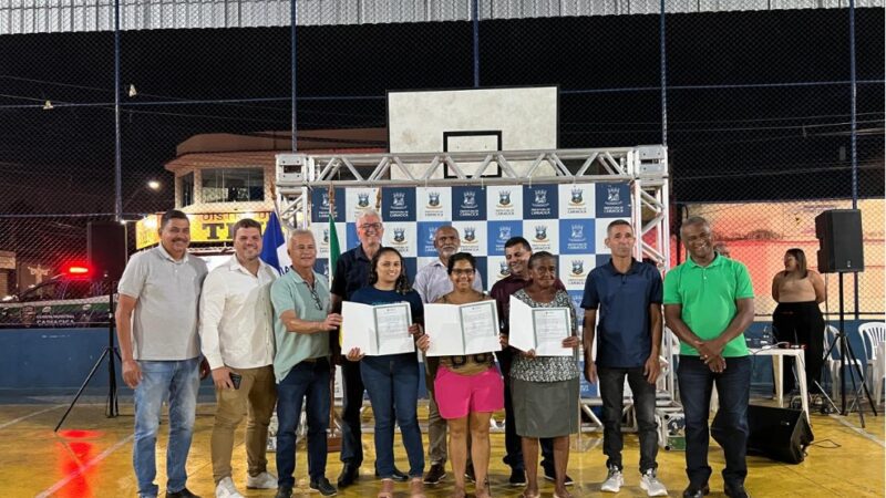 Moradores celebram a entrega de 55 escrituras de imóveis no bairro Padre Gabriel