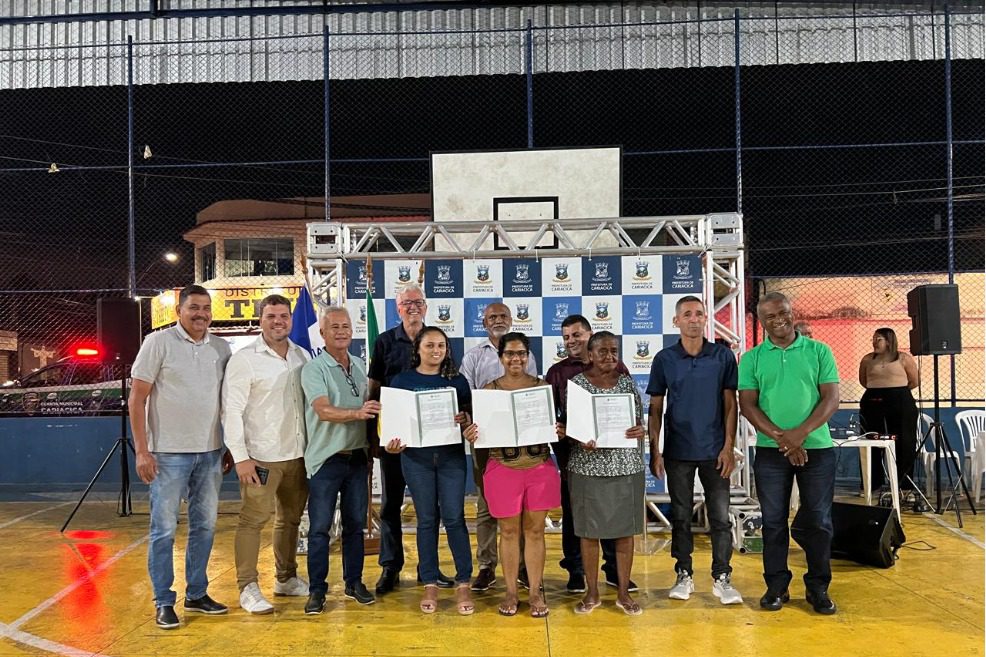 Moradores celebram a entrega de 55 escrituras de imóveis no bairro Padre Gabriel