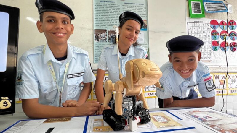 Alunos de Cariacica criam robô cão-guia e revolucionam a inclusão para deficientes visuais