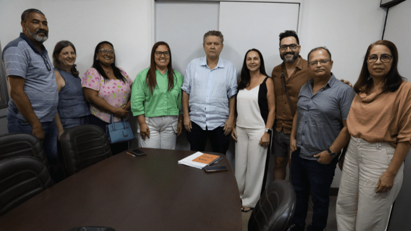 Prefeito de Cariacica anuncia abono de R$ 6 mil para profissionais do magistério e da educação básica