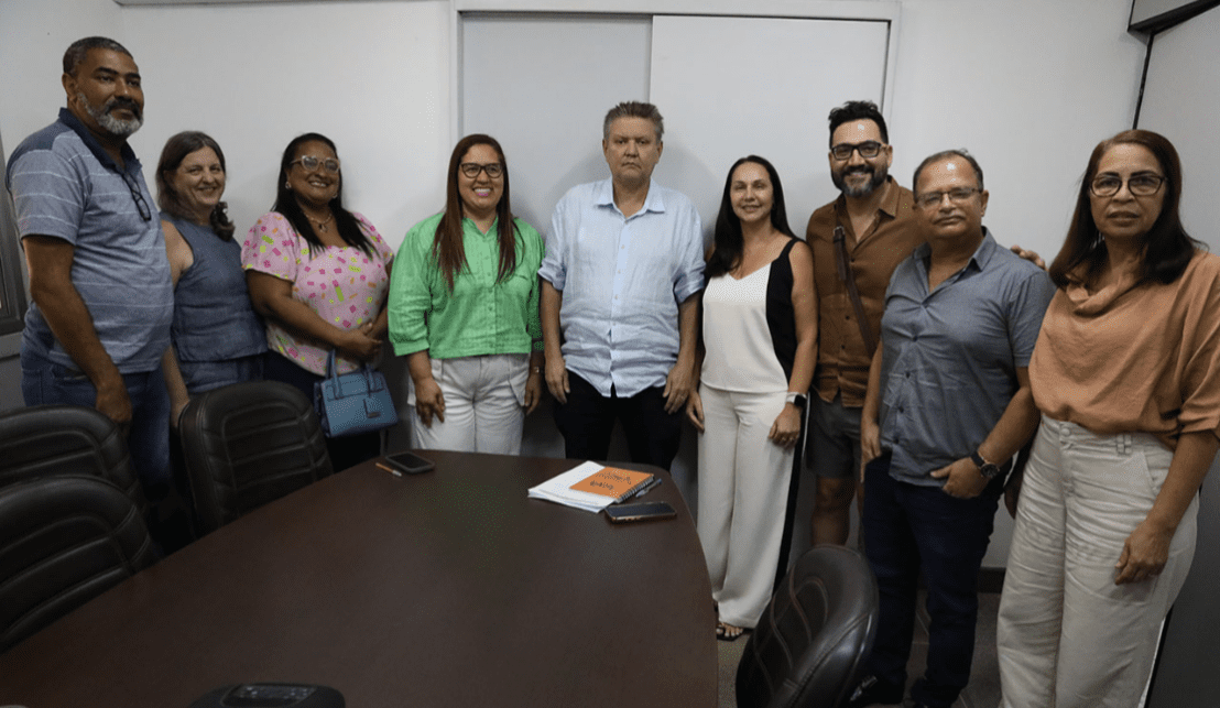 Prefeito de Cariacica anuncia abono de R$ 6 mil para profissionais do magistério e da educação básica