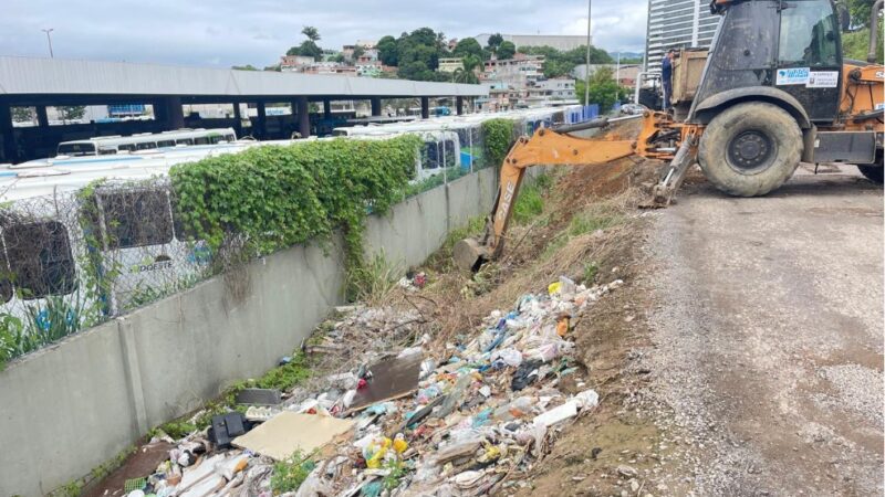 Equipes da Secretaria Municipal de Serviços continuam trabalhando para manter a cidade limpa