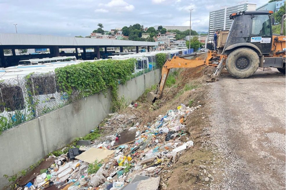 Equipes da Secretaria Municipal de Serviços continuam trabalhando para manter a cidade limpa