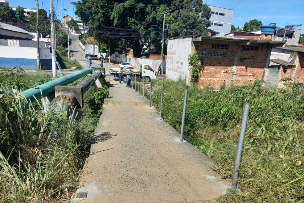 Segurança e melhorias: passarela do bairro Operário recebe guarda-corpos e será revitalizada