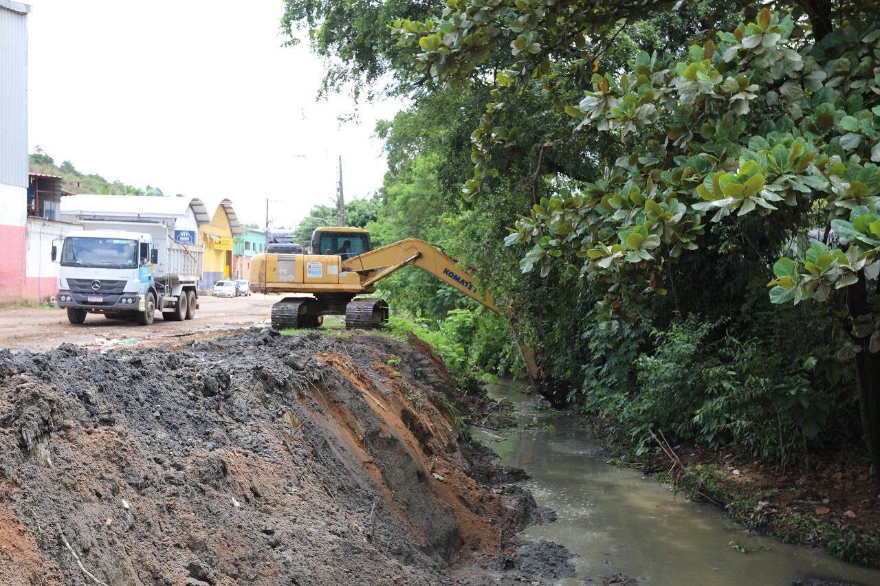 Prefeitura intensifica limpeza em canais de Vila Prudêncio e Nova Campo Grande