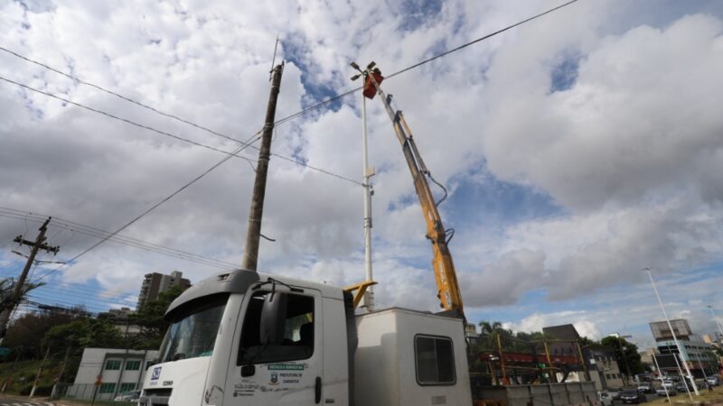 Prefeitura instala 11 postes para melhorar iluminação na Avenida Mário Gurgel