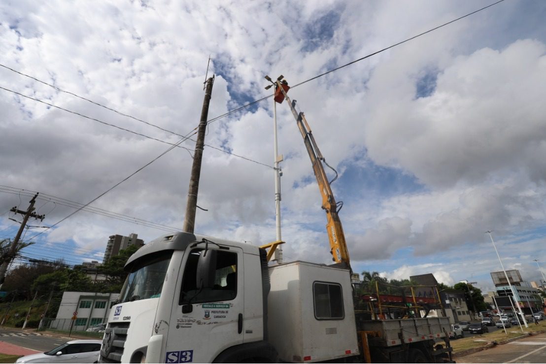 Prefeitura instala 11 postes para melhorar iluminação na Avenida Mário Gurgel