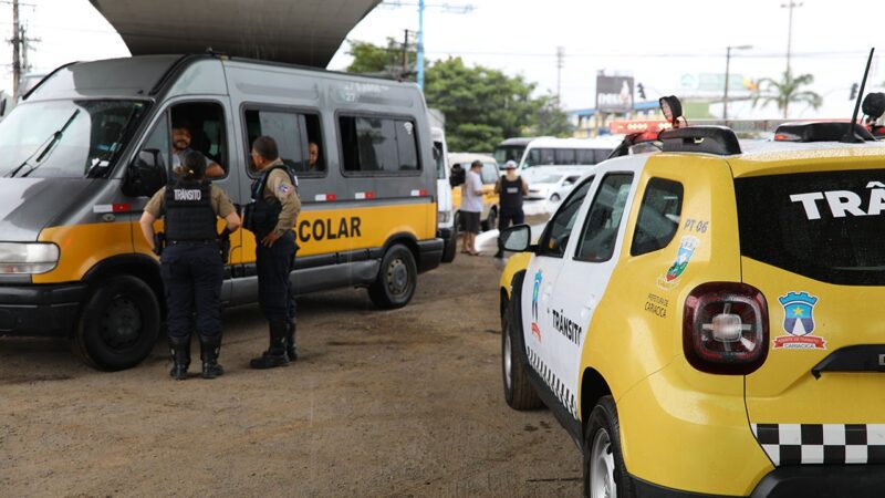 Fiscalização flagra irregularidades e aplicação de quase 30 autos de infração em vans escolares