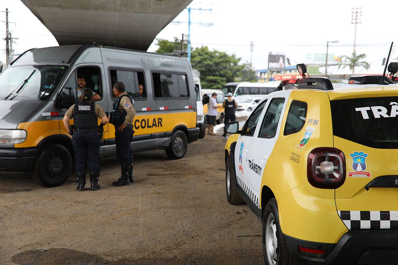 Fiscalização flagra irregularidades e aplicação de quase 30 autos de infração em vans escolares