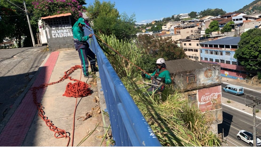 Coletores alpinistas realizam limpeza de encosta na avenida Mário Gurgel