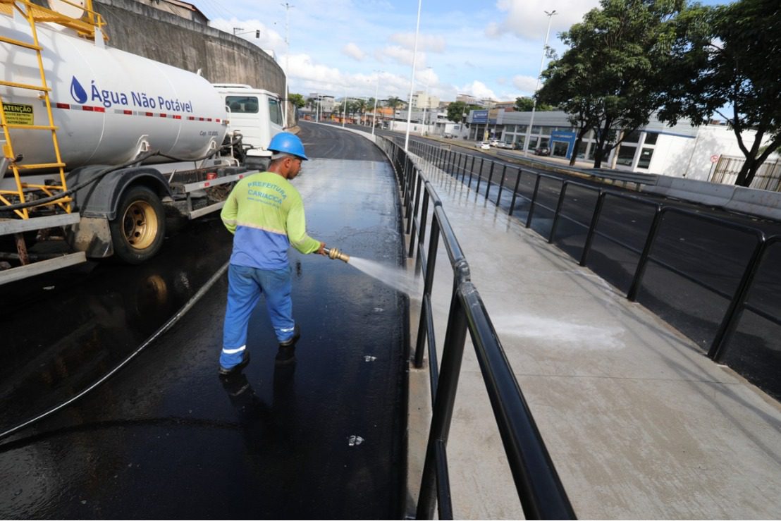 Mutirão de limpeza no Viaduto Dona Rosa é realizado pela Secretaria de Serviços