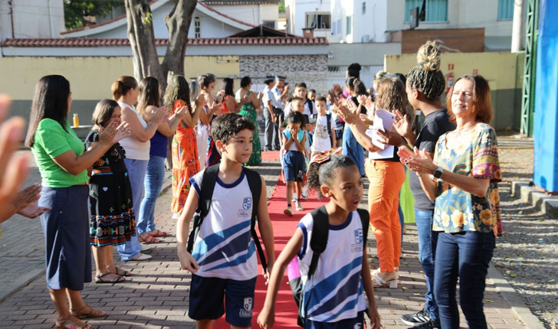 Primeiro dia de aula em Cariacica tem tapete vermelho e aplausos para os alunos