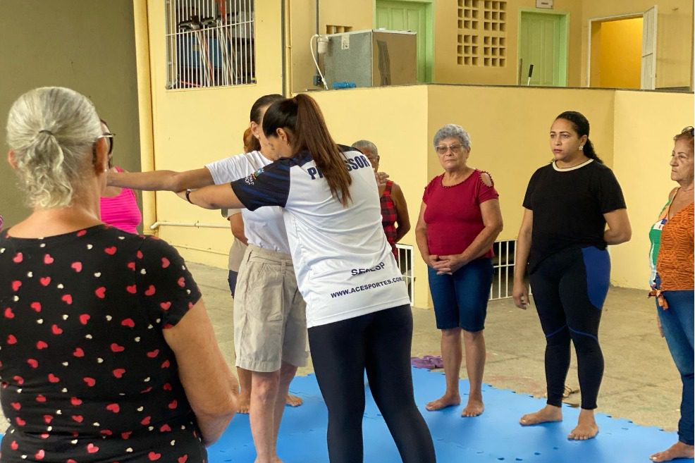 Mulheres aprendem técnicas de defesa pessoal em aula especial do Mês da Mulher